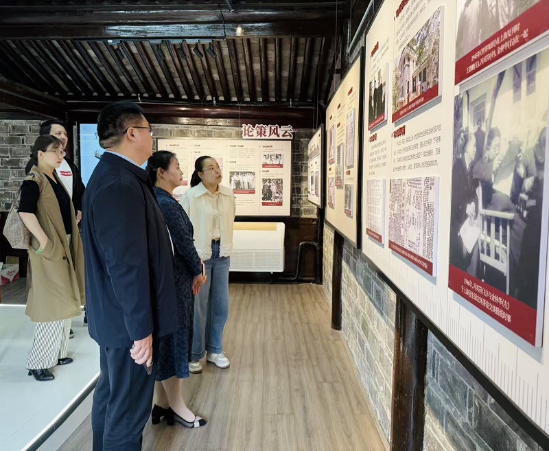 参观冯宾符资料展示馆.jpg