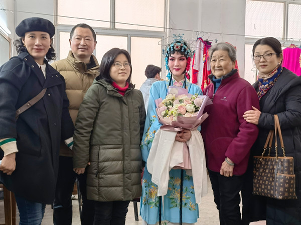 2月26日迎江综合三支部组织会员观看《西楼会》_副本