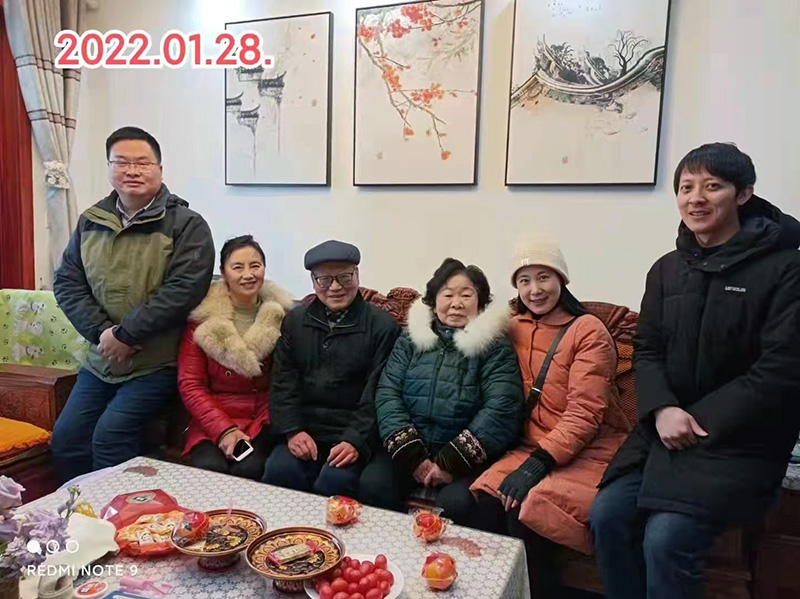 市委会春节慰问蒋士铮老师（右三）